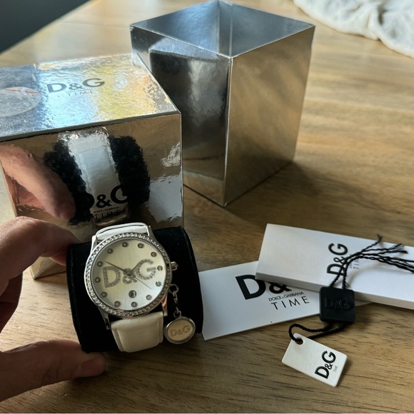 D&G GLORIA WHITE LEATHER AND CRYSTAL WOMENS WATCH DW0091 - Picture 2 of 9